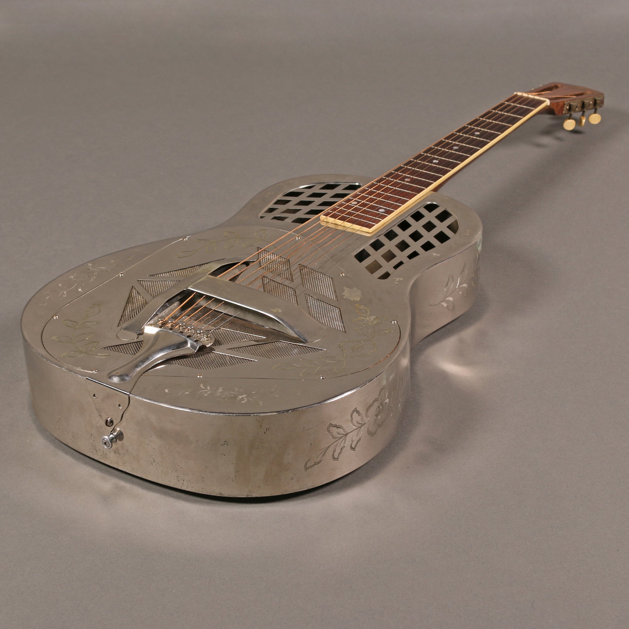1928 National Tri-Cone Style 2 1/2 Roundneck [