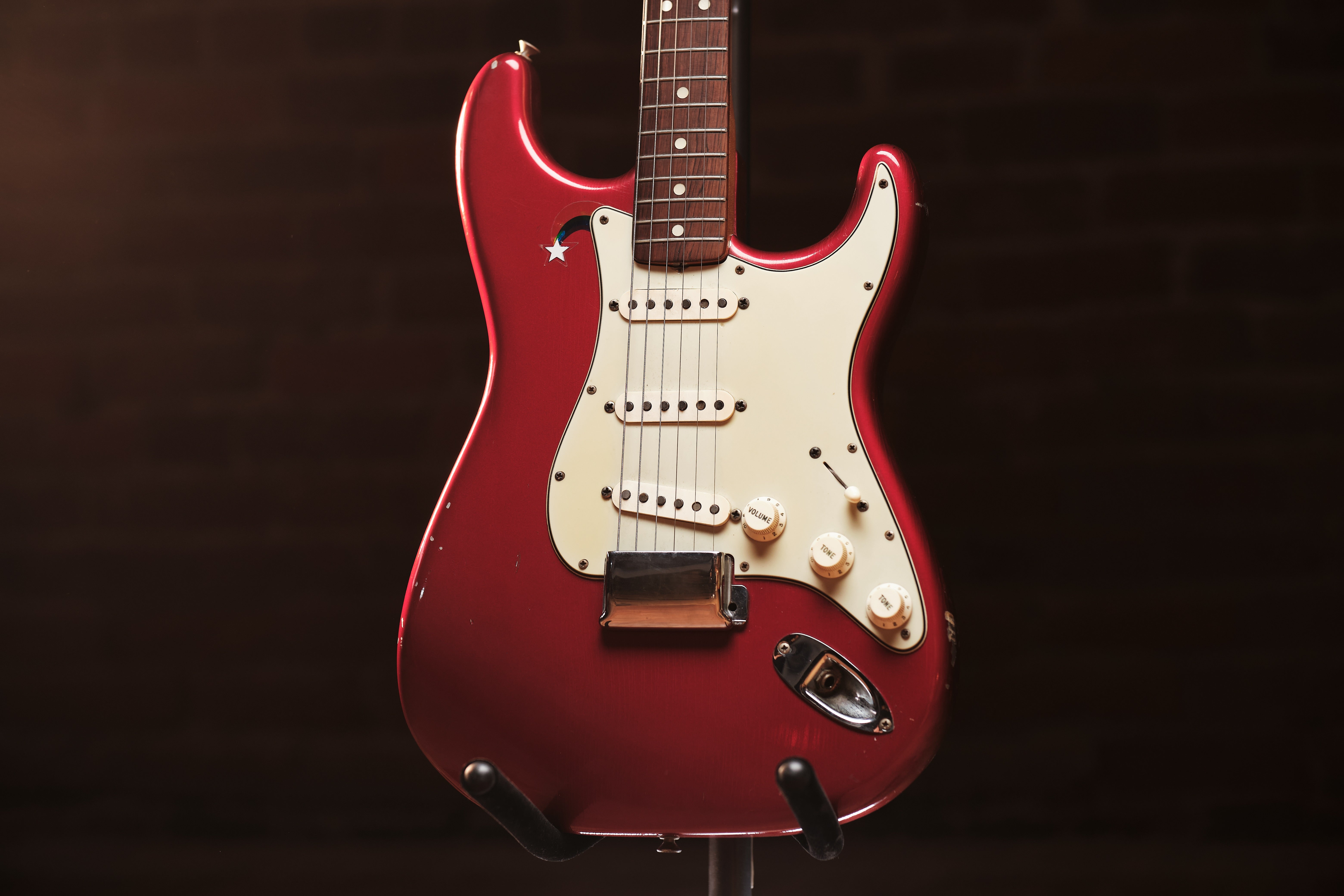 ギター Fender Stratocaster Seattle Kurt Cobain's Fender Stratocaster (White, Seattle Coliseum