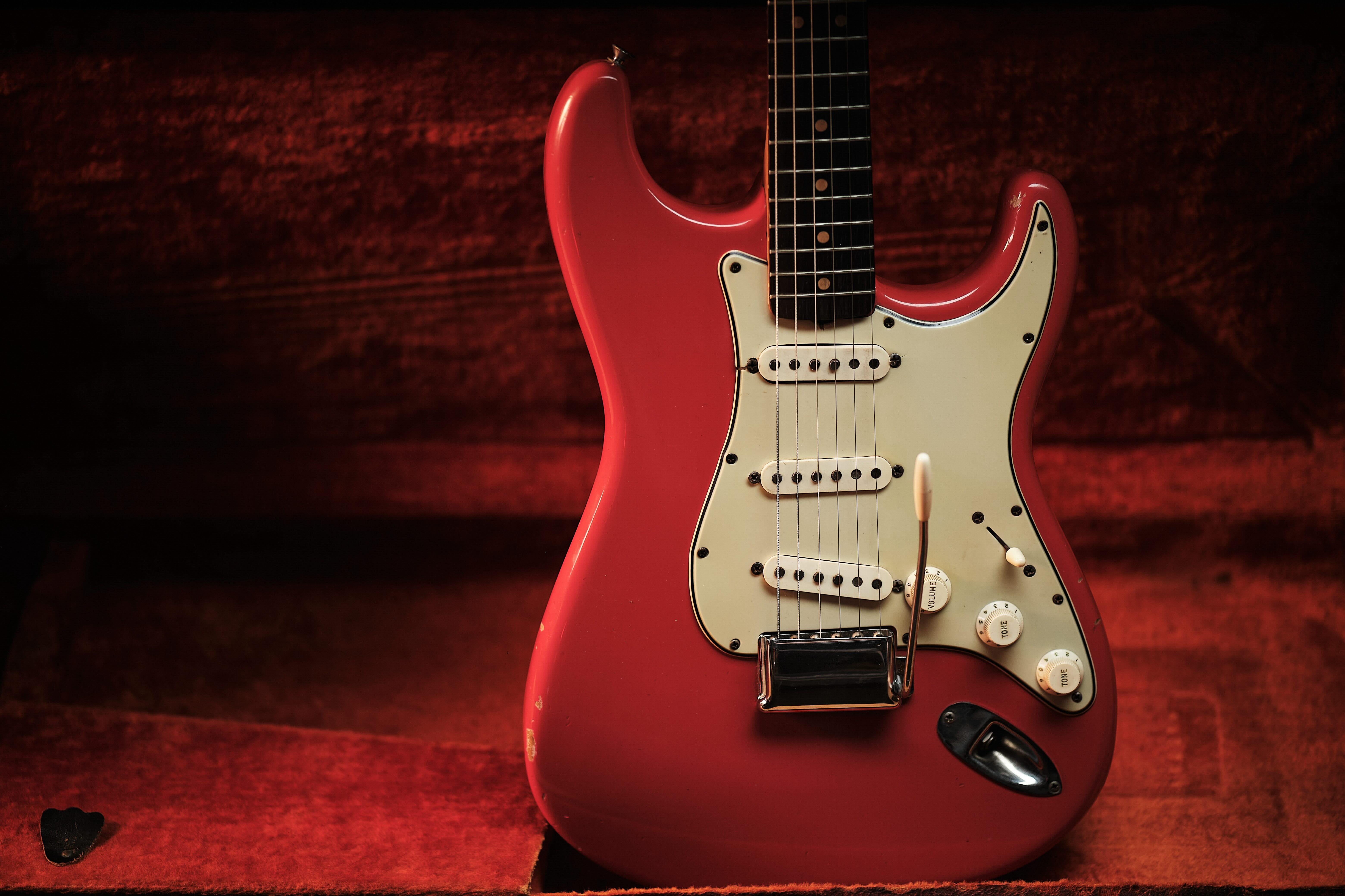 HOLD 1964 Fender Stratocaster – Emerald City Guitars